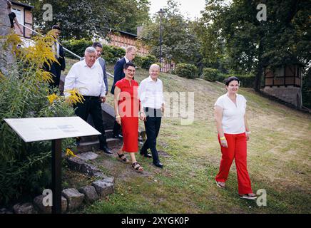 Bundeskanzler Olaf Scholz, SPD, aufgenommen im Rahmen eines Buergerdialogs in Seelow. 29.08.2024. Seelow Deutschland *** Bundeskanzler Olaf Scholz, SPD , aufgenommen während eines Bürgerdialogs in Seelow 29 08 2024 Seelow Deutschland Urheberrecht: XFelixxZahn/photothek.dex Stockfoto