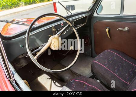 Innenausstattung eines Oldtimer-Lenkrads, Armaturenbrett und Stoffsitze Renault Juvaquatre „Dauphinoise“-Kombi Vintage-Klassiker Stockfoto