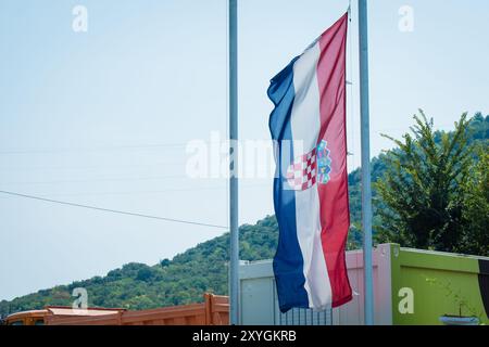 Kroatische Flagge, die im Wind winkt. Stockfoto