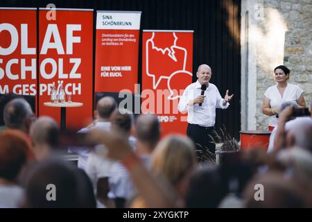 Bundeskanzler Olaf Scholz, SPD, aufgenommen im Rahmen eines Buergerdialogs in Seelow. 29.08.2024. Seelow Deutschland *** Bundeskanzler Olaf Scholz, SPD , aufgenommen während eines Bürgerdialogs in Seelow 29 08 2024 Seelow Deutschland Urheberrecht: XFelixxZahn/photothek.dex Stockfoto