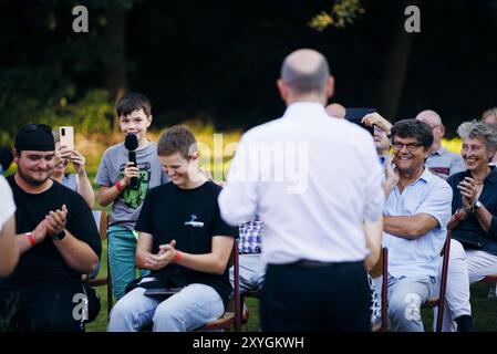 Bundeskanzler Olaf Scholz, SPD, aufgenommen im Rahmen eines Buergerdialogs in Seelow. 29.08.2024. Seelow Deutschland *** Bundeskanzler Olaf Scholz, SPD , aufgenommen während eines Bürgerdialogs in Seelow 29 08 2024 Seelow Deutschland Urheberrecht: XFelixxZahn/photothek.dex Stockfoto