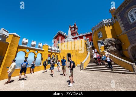 SINTRA, Portugal – der Innenhof der Bögen am Pena Palace, ein atemberaubendes Beispiel romantischer Architektur in Sintra. Der Innenhof ist durch eine Reihe von Bögen im maurischen Stil geprägt, die einen Panoramablick auf die umliegende Landschaft bieten. Der Pena Palace, ein UNESCO-Weltkulturerbe, ist eines der berühmtesten Wahrzeichen Portugals, bekannt für seine lebhaften Farben und seinen eklektischen architektonischen Stil. Stockfoto