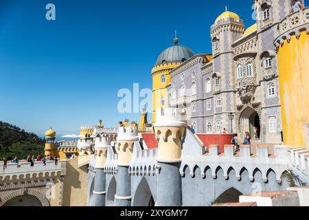 SINTRA, Portugal – die Festungsmauern des Pena Palace, die die Verteidigungsarchitektur des Schlosses mit einem romantischen Touch präsentieren. Diese Mauern bieten einen Panoramablick auf die umliegenden Sintra Mountains und veranschaulichen die Wiederbelebung mittelalterlicher Befestigungsstile aus dem 19. Jahrhundert, die mit skurrilen Designelementen vermischt wurden. Stockfoto