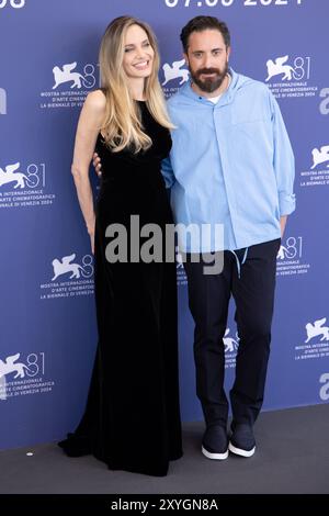 Lido Di Venezia, Italien. August 2024. Die US-Schauspielerin Angelina Jolie und der Regisseur Pablo Larrain nahmen am Fotoaufruf des Films „Maria“, einem Biopic über Maria Callas, während des 81. Internationalen Filmfestivals von Venedig am Lido von Venedig am 29. August 2024 Teil. © Foto: Cinzia Camela. Quelle: Live Media Publishing Group/Alamy Live News Stockfoto