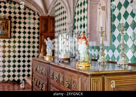 SINTRA, Portugal – Dekorative Elemente im Pena Palace, einer romantischen Burg aus dem 19. Jahrhundert in Sintra, Portugal. Das Innere des Palastes zeigt eine Mischung aus architektonischen Stilen und kunstvollen Details, einschließlich aufwendiger Wanddekorationen, komplizierter Decken und Stilmöbel. Pena Palace, ein UNESCO-Weltkulturerbe, ist bekannt für sein vielseitiges Design und seine reiche historische Bedeutung. Stockfoto