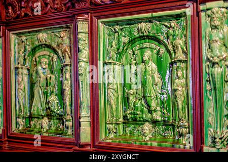 SINTRA, Portugal – Dekorative Elemente im Pena Palace, einer romantischen Burg aus dem 19. Jahrhundert in Sintra, Portugal. Das Innere des Palastes zeigt eine Mischung aus architektonischen Stilen und kunstvollen Details, einschließlich aufwendiger Wanddekorationen, komplizierter Decken und Stilmöbel. Pena Palace, ein UNESCO-Weltkulturerbe, ist bekannt für sein vielseitiges Design und seine reiche historische Bedeutung. Stockfoto