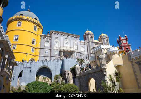 SINTRA, Portugal – die lebendige und vielseitige Außenarchitektur des Pena Palace, die seine Mischung aus romantischen, maurischen und neo-Manuelinischen Stilen zeigt. Die farbenfrohen Fassaden, kunstvollen Details und skurrilen Elemente des Palastes verkörpern die romantische Architektur des 19. Jahrhunderts und die Vision von König Ferdinand II. Von einem Märchenschloss. Stockfoto