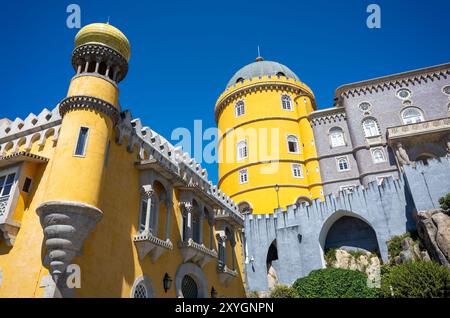 SINTRA, Portugal – die Festungsmauern des Pena Palace, die die Verteidigungsarchitektur des Schlosses mit einem romantischen Touch präsentieren. Diese Mauern bieten einen Panoramablick auf die umliegenden Sintra Mountains und veranschaulichen die Wiederbelebung mittelalterlicher Befestigungsstile aus dem 19. Jahrhundert, die mit skurrilen Designelementen vermischt wurden. Stockfoto