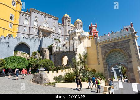 SINTRA, Portugal – die lebendige und vielseitige Außenarchitektur des Pena Palace, die seine Mischung aus romantischen, maurischen und neo-Manuelinischen Stilen zeigt. Die farbenfrohen Fassaden, kunstvollen Details und skurrilen Elemente des Palastes verkörpern die romantische Architektur des 19. Jahrhunderts und die Vision von König Ferdinand II. Von einem Märchenschloss. Stockfoto