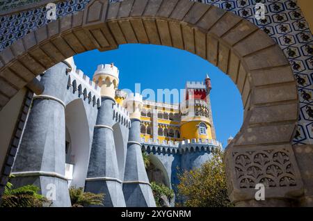 SINTRA, Portugal – die lebendige und vielseitige Außenarchitektur des Pena Palace, die seine Mischung aus romantischen, maurischen und neo-Manuelinischen Stilen zeigt. Die farbenfrohen Fassaden, kunstvollen Details und skurrilen Elemente des Palastes verkörpern die romantische Architektur des 19. Jahrhunderts und die Vision von König Ferdinand II. Von einem Märchenschloss. Stockfoto