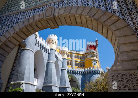 SINTRA, Portugal – die lebendige und vielseitige Außenarchitektur des Pena Palace, die seine Mischung aus romantischen, maurischen und neo-Manuelinischen Stilen zeigt. Die farbenfrohen Fassaden, kunstvollen Details und skurrilen Elemente des Palastes verkörpern die romantische Architektur des 19. Jahrhunderts und die Vision von König Ferdinand II. Von einem Märchenschloss. Stockfoto