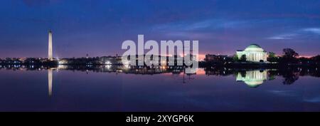 WASHINGTON DC, Vereinigte Staaten – das Tidal Basin spiegelt das Washington Monument und das Jefferson Memorial in seinen ruhigen Gewässern während der Morgenstunden wieder. Dieses hochauflösende Bild erfasst die tiefen Farben des frühen Morgenlichts und zeigt zwei der berühmtesten Wahrzeichen der Hauptstadt, die sich in der stillen Oberfläche des Tidal Basin spiegeln. Stockfoto