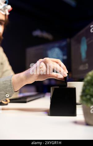 Programmiergerät, das die Kartusche in den PC einsetzt, um ein High-Tech-Programm zu verwenden, das die Übertragung des Gehirns in den Cyberspace ermöglicht. Nahaufnahme des Entwicklers, der eine Festplatte in den Computer steckt, um den Upload des Bewusstseins zu starten Stockfoto