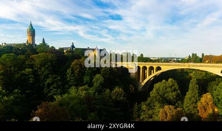 Blick auf die Adolphe-Brücke über das Petrusse-Tal in Luxemburg Stockfoto