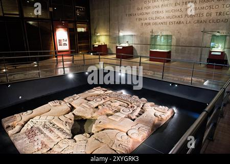 MEXIKO-STADT, Mexiko – der Coyolxauhqui-Stein, ein Meisterwerk der Mexica-Skulptur, entdeckt am Fuße des Templo Mayor. Diese monolithische Schnitzerei zeigt die aztekische Mondgöttin in exquisitem Detail und zeigt die künstlerische Raffinesse der späten präkolumbianischen mesoamerikanischen Kultur. Stockfoto