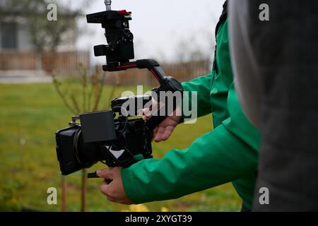 Das Videoteam richtet die professionellen Geräte und Kameras für ein hochwertiges Musikvideo ein. Stockfoto