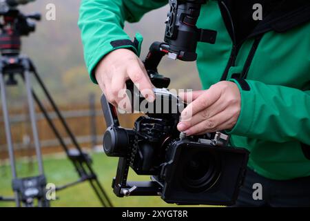 Das Videoteam richtet die professionellen Geräte und Kameras für ein hochwertiges Musikvideo ein. Stockfoto