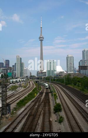 Die Landschaft ist von Downtown Toronto entlang des Eisenbahnkorridors aufgenommen und zeigt den CN Tower. Die Aussicht ist von der Bathurst Street aus nach Osten. Stockfoto