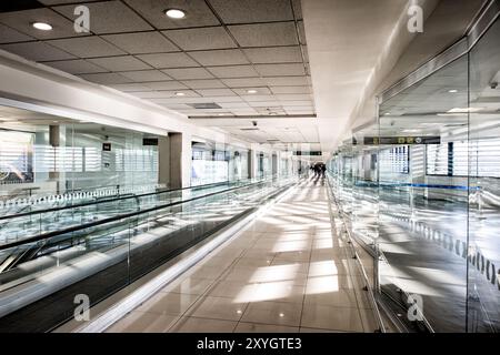 MEXIKO-STADT, Mexiko – Benito Juárez International Airport, das Haupttor zu Mexiko-Stadt und der geschäftigste Flughafen des Landes. In diesem modernen Werk werden jährlich Millionen von Passagieren abgefertigt, was die Rolle Mexikos als wichtiger Drehkreuz für internationale und nationale Flugreisen in Lateinamerika verdeutlicht. Stockfoto