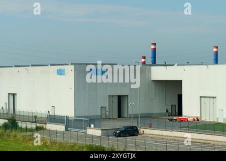 Camaione, Italien - 8. Juni 2023: Ein großes Industriegebäude in Italien, mit Lieferwagen und einem Auto, das draußen geparkt wurde. Stockfoto