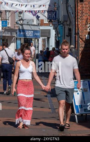 Bath Road, West Cowes, Isle of Wight. August 2024. Ein warmer und sonniger Nachmittag auf der Isle of Wight. Menschen genießen das Wetter in West Cowes, Isle of Wight, Hampshire. Quelle: james jagger/Alamy Live News Stockfoto