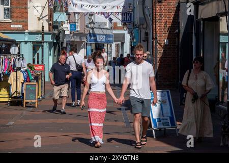 Bath Road, West Cowes, Isle of Wight. August 2024. Ein warmer und sonniger Nachmittag auf der Isle of Wight. Menschen genießen das Wetter in West Cowes, Isle of Wight, Hampshire. Quelle: james jagger/Alamy Live News Stockfoto