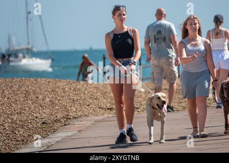 Queen's Road, West Cowes, Isle of Wight. August 2024. Ein warmer und sonniger Nachmittag auf der Isle of Wight. Menschen genießen das Wetter entlang der Küste von West Cowes, Isle of Wight, Hampshire. Quelle: james jagger/Alamy Live News Stockfoto