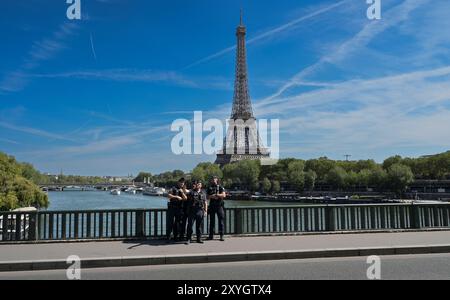 Vier französische Polizisten posieren für ein Selfie mit dem Eiffelturm im Hintergrund am Pond de Bir-Hakem Paris, Frankreich, am 27. August 2024, Foto Stockfoto