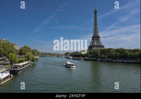 Blick auf den Eiffelturm mit Olympischen Ringen an der seine in Paris, Frankreich, am 27. August 2024, Foto von Gary Mitchell Stockfoto