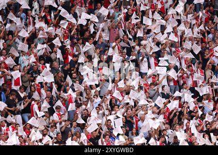 Amsterdam, Niederlande. August 2024. AMSTERDAM, NIEDERLANDE - 29. AUGUST: Fans mit Flaggen beim Play-offs-Spiel der UEFA Europa League zwischen AFC Ajax und Jagiellonia Bialystok in der Johan Cruijff Arena am 29. August 2024 in Amsterdam. (Foto von Peter Lous/Orange Pictures) Credit: Orange Pics BV/Alamy Live News Stockfoto