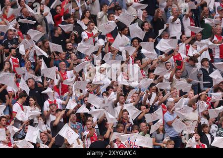 Amsterdam, Niederlande. August 2024. AMSTERDAM, NIEDERLANDE - 29. AUGUST: Fans mit Flaggen beim Play-offs-Spiel der UEFA Europa League zwischen AFC Ajax und Jagiellonia Bialystok in der Johan Cruijff Arena am 29. August 2024 in Amsterdam. (Foto von Peter Lous/Orange Pictures) Credit: Orange Pics BV/Alamy Live News Stockfoto