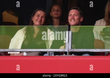 Amsterdam, Niederlande. August 2024. AMSTERDAM, NIEDERLANDE - 29. AUGUST: Wout Weghorst mit seiner Frau im Stadion während des Play-offs-Spiels zwischen AFC Ajax und Jagiellonia Bialystok in der Johan Cruijff Arena am 29. August 2024 in Amsterdam. (Foto von Peter Lous/Orange Pictures) Credit: Orange Pics BV/Alamy Live News Stockfoto