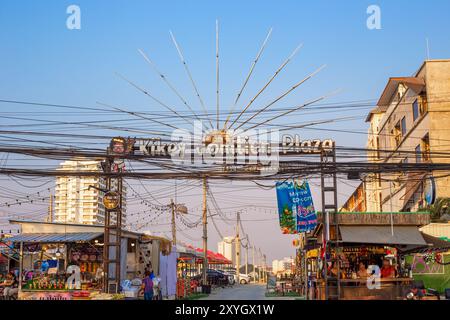 Schild am Eingang zum Nachtmarkt Kikey Jomtien Plaza. Thailand, Pattaya - 01.27.2024 Stockfoto