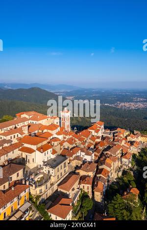 Luftaufnahme der Stadt Santa Maria del Monte im Sommer. Varese, Parco Campo dei Fiori, Lombardei, Italien. Stockfoto