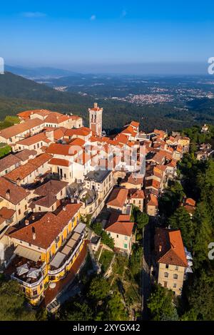 Luftaufnahme der Stadt Santa Maria del Monte im Sommer. Varese, Parco Campo dei Fiori, Lombardei, Italien. Stockfoto