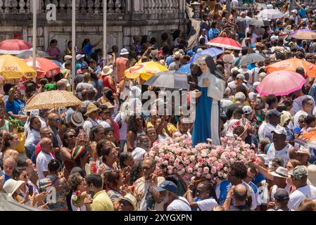 Salvador, Bahia, Brasilien - 08. Dezember 2019: Eine Menge Katholiken wird während der Feier der Conceicao da P an der Prozession teilnehmen Stockfoto