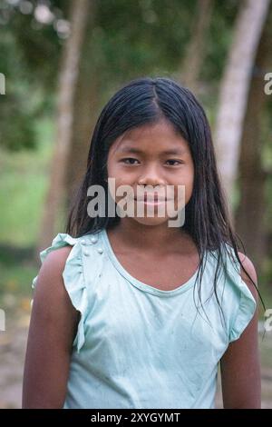 Junge Riberenos im peruanischen Amazonasgebiet Stockfoto