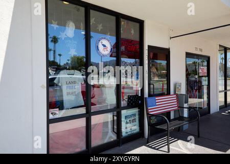 Palm Desert, Kalifornien, USA. August 2024. Der Patriot Store in Palm Desert, Kalifornien, ist zum Zentrum der Kontroverse geworden, nachdem Karina Quintanilla, Bürgermeisterin von Palm Desert, wegen seiner Aufnahme in das Verzeichnis des El Paseo Shopping District, einer Gegend, die für seine gehobenen Restaurants, Designer-Boutiquen und Kunstgalerien bekannt ist, kritisiert wurde. Das Geschäft, das mit den East Valley Republican Women Patriots in Verbindung steht, verkauft ihre Idee von patriotischen und pro-Trump-Waren. Nachdem der Bürgermeister ihre Bedenken in einem Social-Media-Beitrag geäußert hatte, erhielt sie Berichten zufolge schriftliche Todesdrohungen über die Post, einschließlich s Stockfoto