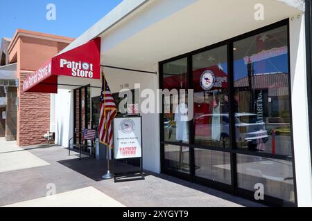 Palm Desert, Kalifornien, USA. August 2024. Der Patriot Store in Palm Desert, Kalifornien, ist zum Zentrum der Kontroverse geworden, nachdem Karina Quintanilla, Bürgermeisterin von Palm Desert, wegen seiner Aufnahme in das Verzeichnis des El Paseo Shopping District, einer Gegend, die für seine gehobenen Restaurants, Designer-Boutiquen und Kunstgalerien bekannt ist, kritisiert wurde. Das Geschäft, das mit den East Valley Republican Women Patriots in Verbindung steht, verkauft ihre Idee von patriotischen und pro-Trump-Waren. Nachdem der Bürgermeister ihre Bedenken in einem Social-Media-Beitrag geäußert hatte, erhielt sie Berichten zufolge schriftliche Todesdrohungen über die Post, einschließlich s Stockfoto