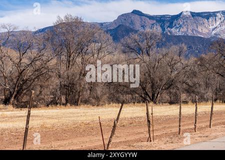 Landschaft vom Byway durch Corrales, New Mexico Stockfoto