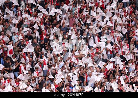 Amsterdam, Niederlande. August 2024. AMSTERDAM, NIEDERLANDE - 29. AUGUST: Fans mit Flaggen beim Play-offs-Spiel der UEFA Europa League zwischen AFC Ajax und Jagiellonia Bialystok in der Johan Cruijff Arena am 29. August 2024 in Amsterdam. (Foto: Peter Lous/Orange Pictures) Credit: dpa/Alamy Live News Stockfoto