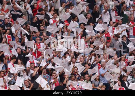 Amsterdam, Niederlande. August 2024. AMSTERDAM, NIEDERLANDE - 29. AUGUST: Fans mit Flaggen beim Play-offs-Spiel der UEFA Europa League zwischen AFC Ajax und Jagiellonia Bialystok in der Johan Cruijff Arena am 29. August 2024 in Amsterdam. (Foto: Peter Lous/Orange Pictures) Credit: dpa/Alamy Live News Stockfoto