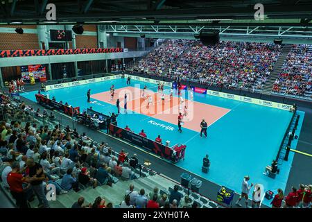 Kortrijk, Belgien. August 2024. Gesamtbild während eines Volleyballspiels zwischen den belgischen Nationalmannschaften, den Gelben Tigern, und Dänemark während der Qualifikationsphase Leg 4 in der CEV Euro Volley Championship in Pool B, am Mittwoch, den 28. August 2024 in Kortrijk, Belgien. Quelle: Sportpix/Alamy Live News Stockfoto