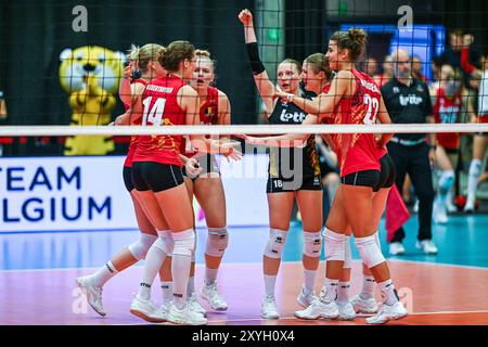 Kortrijk, Belgien. August 2024. Die Belgier reagieren auf ein Volleyballspiel zwischen den belgischen Nationalmannschaften, den Gelben Tigern, und Dänemark während der Qualifikationsphase Leg 4 in der CEV Euro Volley Championship in Pool B am Mittwoch, den 28. August 2024 in Kortrijk, Belgien. Quelle: Sportpix/Alamy Live News Stockfoto