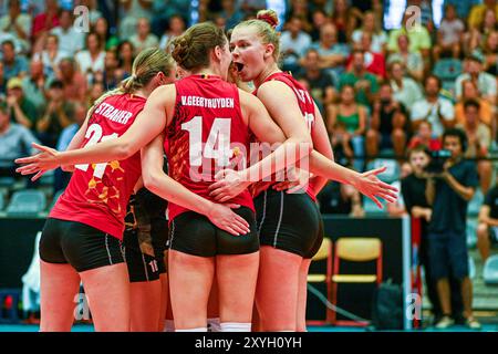 Kortrijk, Belgien. August 2024. Belgien React wurde während eines Volleyballspiels zwischen den belgischen Nationalmannschaften, den Gelben Tigern, und Dänemark während der Qualifikationsphase Leg 4 in der CEV Euro Volley Championship in Pool B am Mittwoch, den 28. August 2024 in Kortrijk, Belgien, gezeigt. Quelle: Sportpix/Alamy Live News Stockfoto