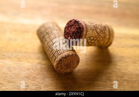 Textur, Holz und Luxus mit vielen Korken auf einem Stapel oder auf einem Weingut und Keller Stockfoto