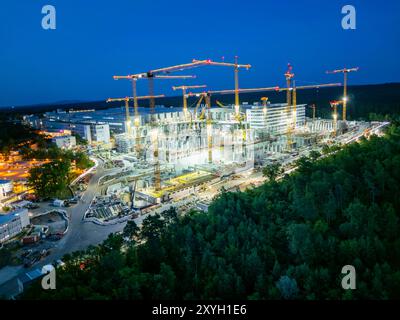 Baustelle Neues Infineon Halbleiterwerk in Dresden die Infineon Technologies AG ist ein deutscher Halbleiterhersteller. Das Unternehmen hat seinen Firmensitz in Neubiberg Landkreis München und ist an der Frankfurter Wertpapierbörse notiert. Es entstand im Jahr 1999 durch die Ausgliederung des Halbleitergeschäfts von Siemens. Mit rund 56,200 Mitarbeitern erzielte Infineon im Geschäftsjahr 2022, das am 30. September 2022 endete, ein Umsatz von 14.218 Milliarden Euro. Dabei wird seit April 2020 das Geschäft von Cypress, das von Infineon übernommen wurde, einbezogen. 2023 erfolgte der Spatenstic Stockfoto