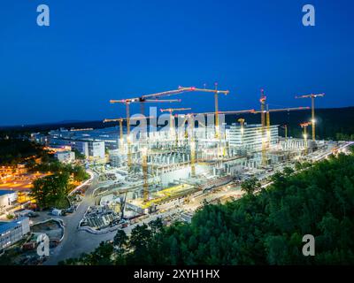 Baustelle Neues Infineon Halbleiterwerk in Dresden die Infineon Technologies AG ist ein deutscher Halbleiterhersteller. Das Unternehmen hat seinen Firmensitz in Neubiberg Landkreis München und ist an der Frankfurter Wertpapierbörse notiert. Es entstand im Jahr 1999 durch die Ausgliederung des Halbleitergeschäfts von Siemens. Mit rund 56,200 Mitarbeitern erzielte Infineon im Geschäftsjahr 2022, das am 30. September 2022 endete, ein Umsatz von 14.218 Milliarden Euro. Dabei wird seit April 2020 das Geschäft von Cypress, das von Infineon übernommen wurde, einbezogen. 2023 erfolgte der Spatenstic Stockfoto