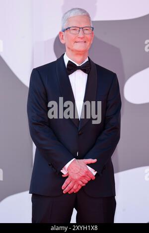 Venedig, Italien. August 2024. Tim Cook nimmt an der Premiere von „Disclaimer“ während des 81. Internationalen Filmfestivals von Venedig am 29. August 2024 im Palazzo del Cinema auf dem Lido in Venedig Teil. Quelle: dpa/Alamy Live News Stockfoto