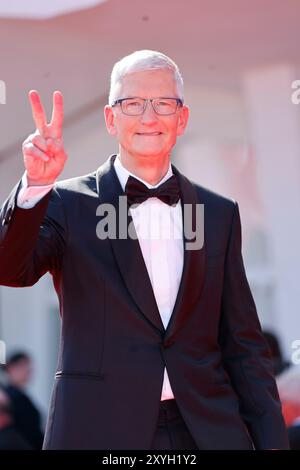 Venedig, Italien. August 2024. Tim Cook nimmt an der Premiere von „Disclaimer“ während des 81. Internationalen Filmfestivals von Venedig am 29. August 2024 im Palazzo del Cinema auf dem Lido in Venedig Teil. Quelle: dpa/Alamy Live News Stockfoto